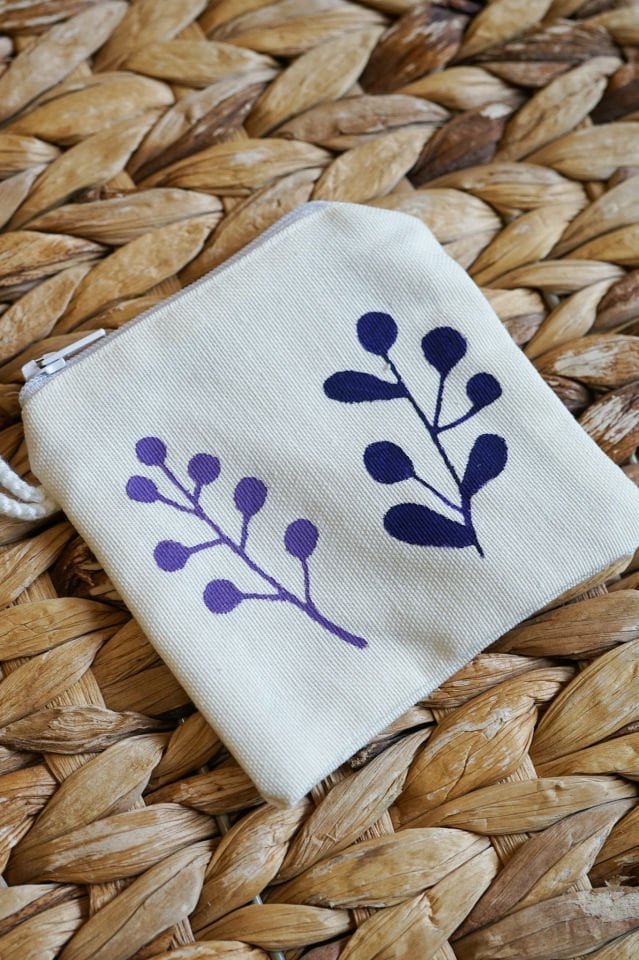 Mor Kızılcıklar Desenli İsim İşlemeli Mini Cüzdan