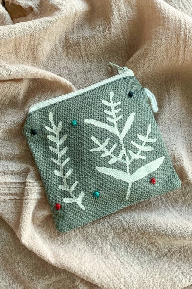 Gri Yapraklar Desenli İsim İşlemeli Mini Cüzdan