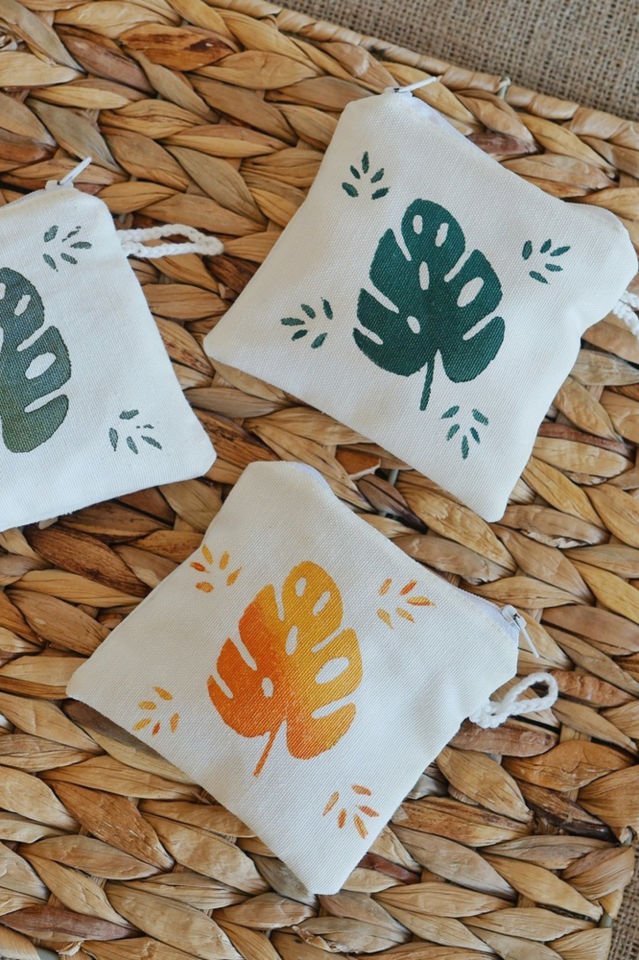 Deve Tabanı Desenli İsim İşlemeli Mini Cüzdan