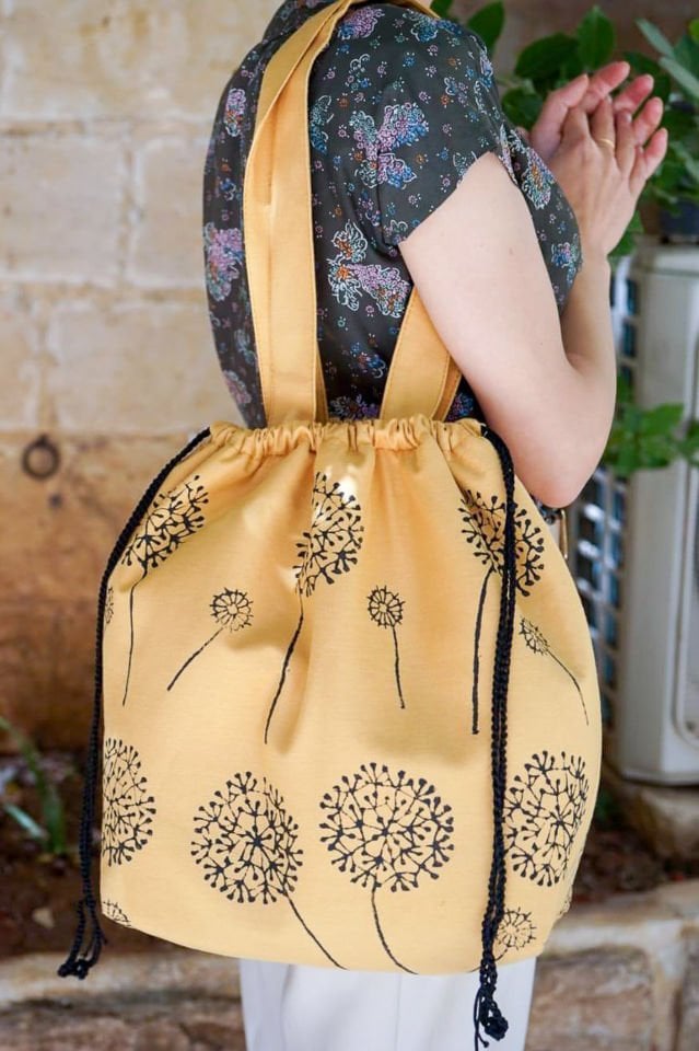 Karahindibalar Desenli Ağzı Büzgülü Omuz Çantası