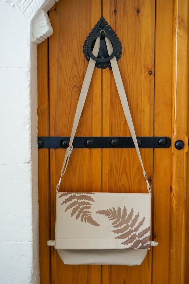 Sütlü Kahve Eğreltiler Desenli Omuz Çantası