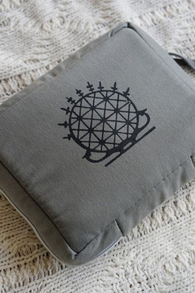 Gri Hitit Desenli Kitap Kılıfı