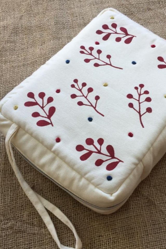 Kırmızı Kızılcıklar Desenli Kitap Kılıfı