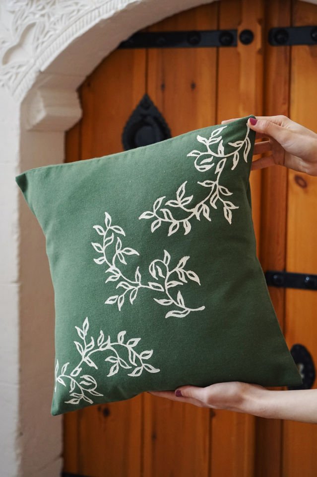 Ceviz Yeşili Yapraklar Desenli Kırlent Kılıfı 40x40 cm.