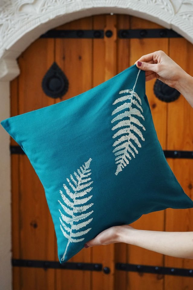 Petrol Mavi Eğrelti Otları Desenli Kırlent Kılıfı 40x40 cm.