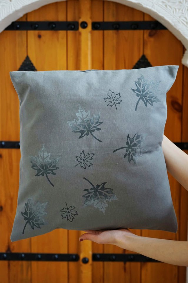 Gri Çınarlar Desenli Kırlent Kılıfı 40x40 cm.
