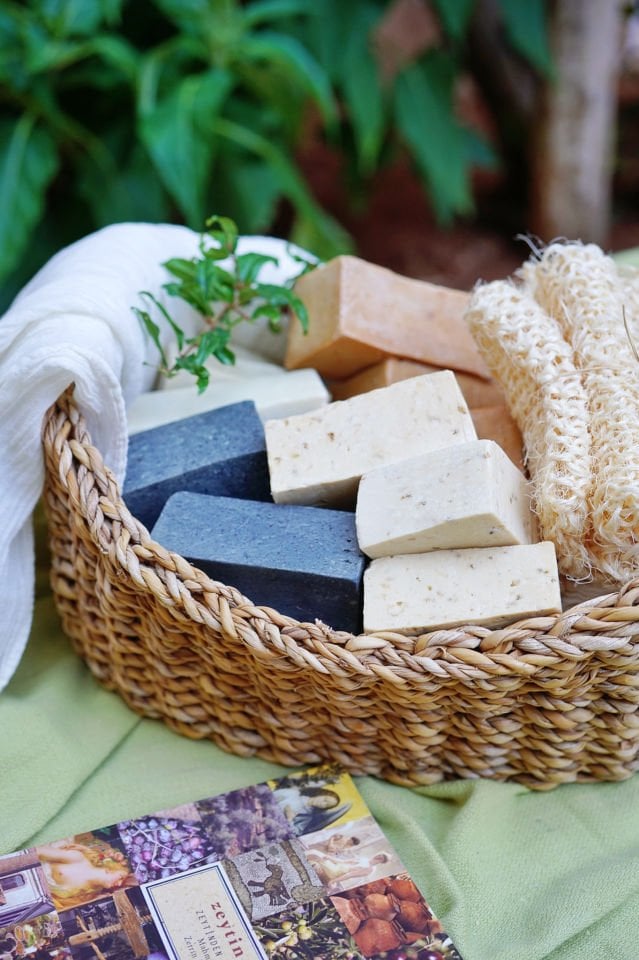 1 kg. Ilık Döküm Sabun & Mini Cüzdanlı Mini Bakım Seti Hediye