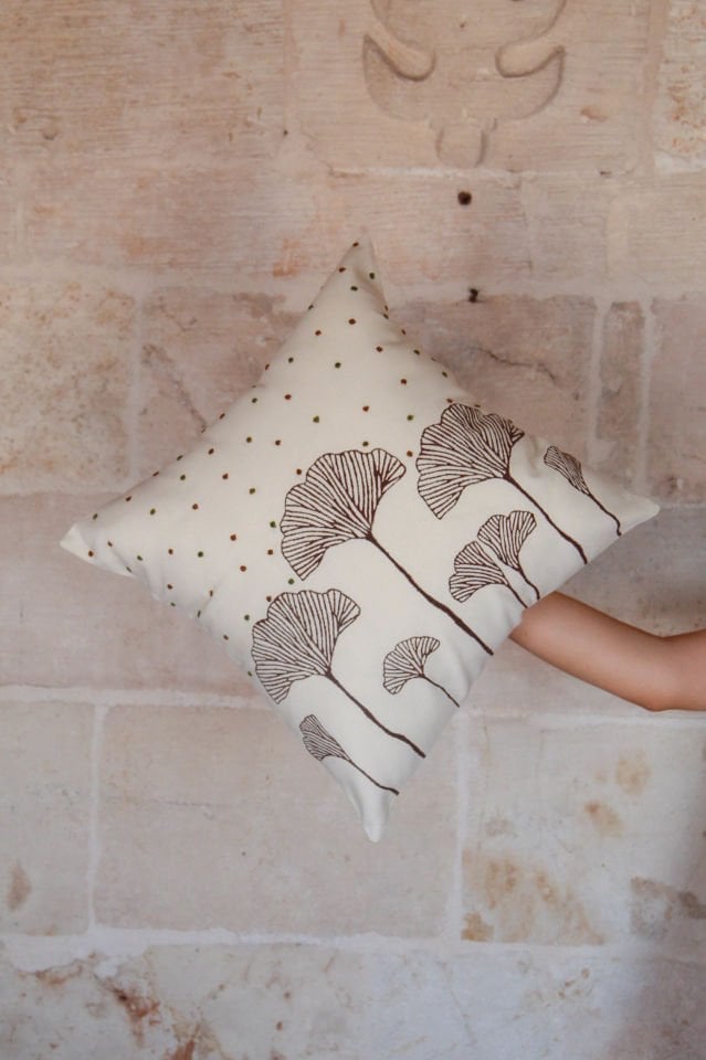 Tohum Nakışlı Kahverengi Ginkgolar Desenli Kırlent Kılıfı 40x40 cm.