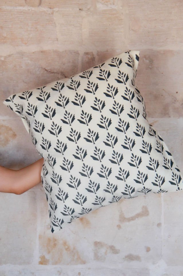 Koyu Yeşil Mini Yapraklar Desenli Kırlent Kılıfı 40x40 cm.