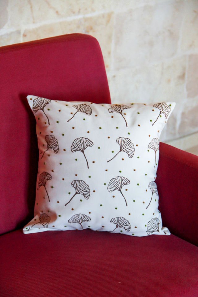 Mini Kahve Ginkgolar Desenli Kırlent Kılıfı 40x40 cm.