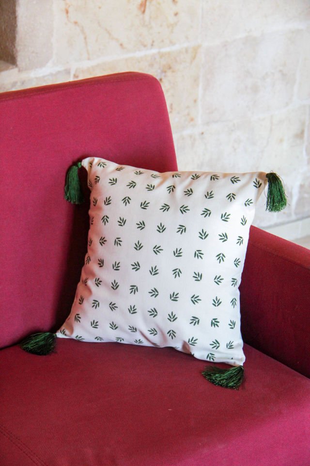 Koyu Yeşil Mini Yapraklar Desenli Kırlent Kılıfı (Püsküllü) 40x40 cm.