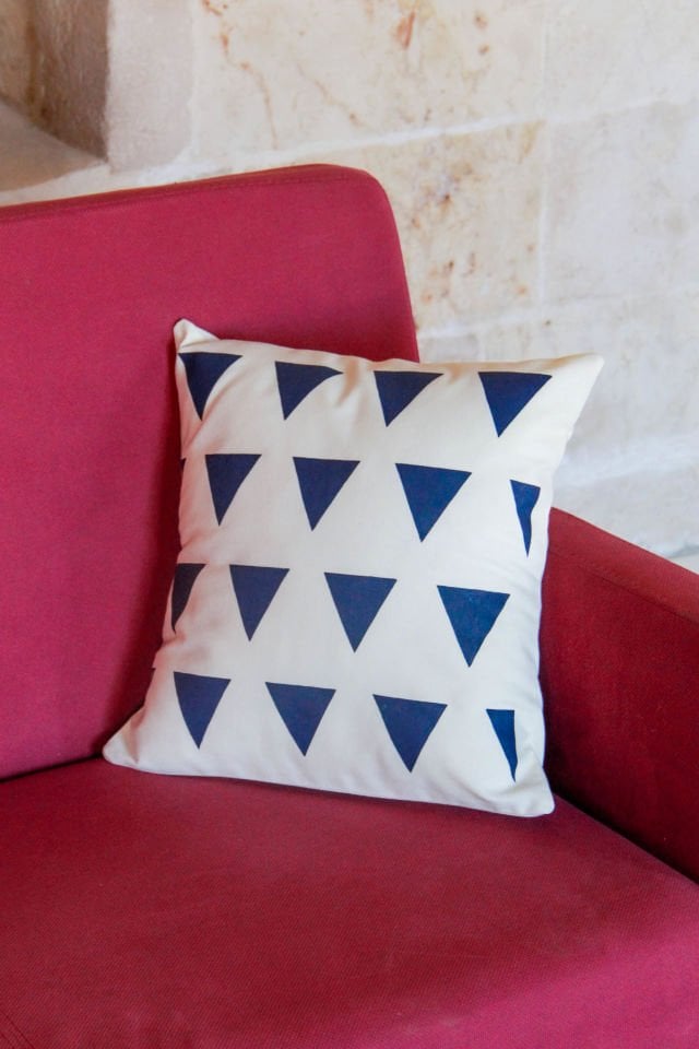 Petrol Mavisi Üçgenler Desenli Kırlent Kılıfı 40x40 cm.